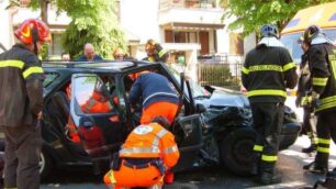 Carate, auto contro camionGrave coppia di coniugi