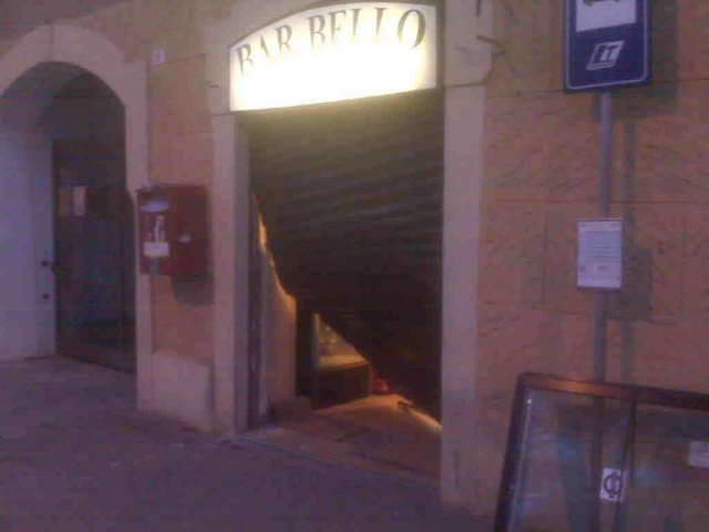 Auto-ariete contro il Bar BelloLadri da Rogoredo a Camparada