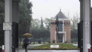 Sembra ubriaco, è un maniacoBrugherio, sdegno al cimitero