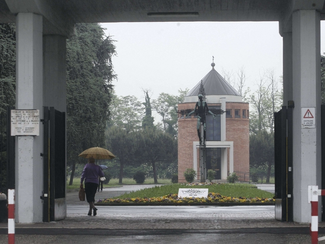 Sembra ubriaco, è un maniacoBrugherio, sdegno al cimitero