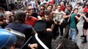 Anarchici contro la Croce Rossa:momenti di tensione in centro