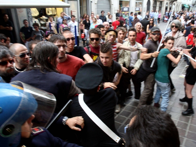 Anarchici contro la Croce Rossa:momenti di tensione in centro