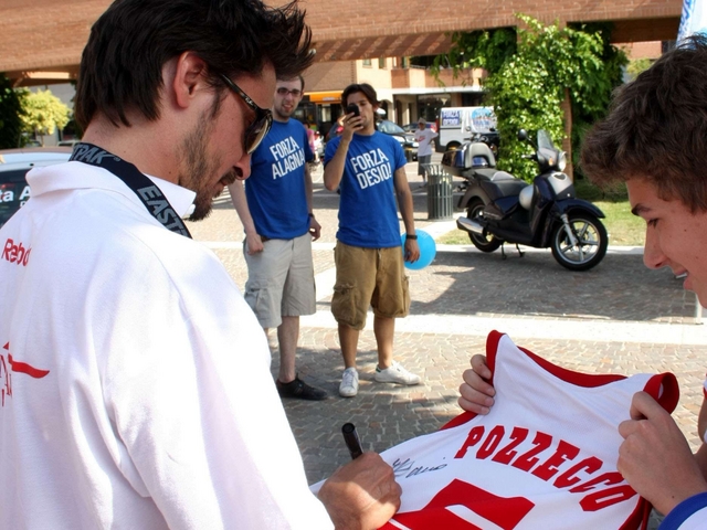 Pozzecco al Bim Bum… BasketGara di tiri liberi e tanti autografi