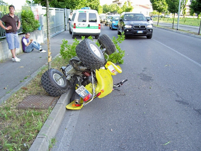 Seregno, si ribalta col quade abbatte cespuglio: ferito