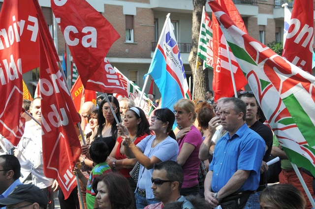 Presidio dei sindacati ad ArcoreCgil, Cisl e Uil a villa San Martino