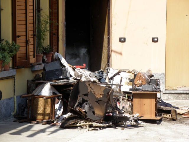 Incendio in casa, gravissimo infermiere dell’ospedale di Desio