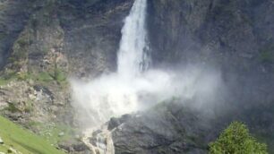 Lo spettacolo delle cascate del SerioTanti escursionisti e i musicisti di Gromo