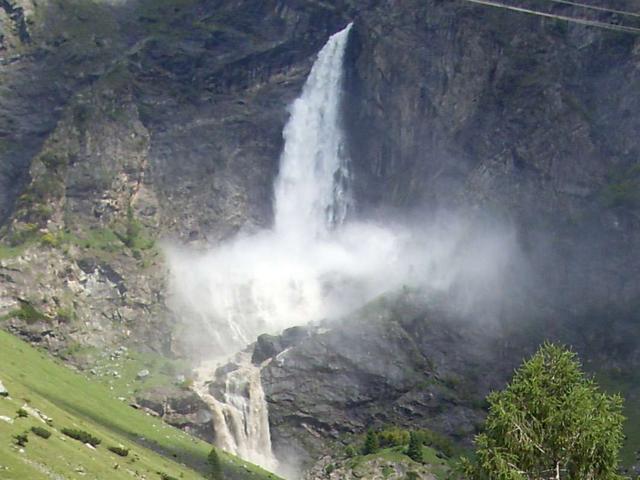 Lo spettacolo delle cascate del SerioTanti escursionisti e i musicisti di Gromo