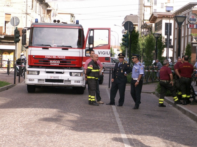 Limbiate, si teme fuga di gasVigili e tecnici al lavoro per ore