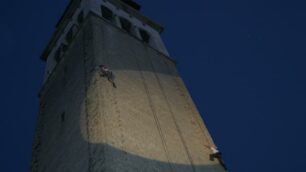 Ponte San Pietro, in arrampicata sul campanile per festeggiare il patrono