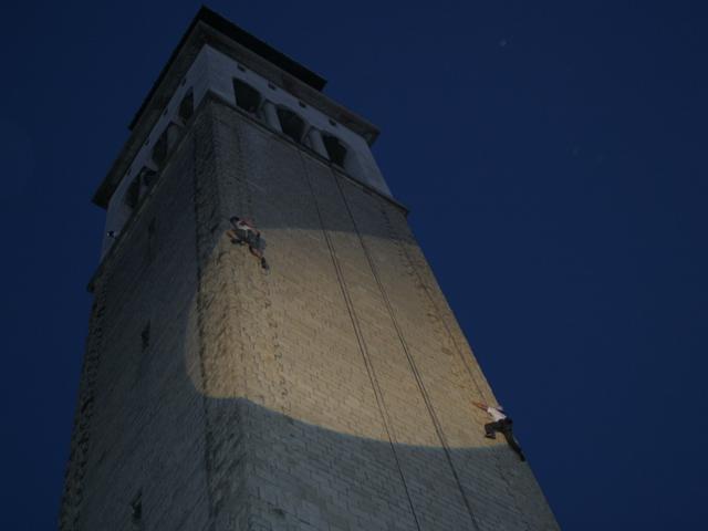 Ponte San Pietro, in arrampicata sul campanile per festeggiare il patrono