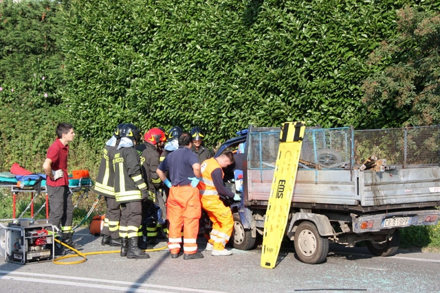 Lesmo, scontro sulla provincialeTraffico in tilt nell’ora di punta