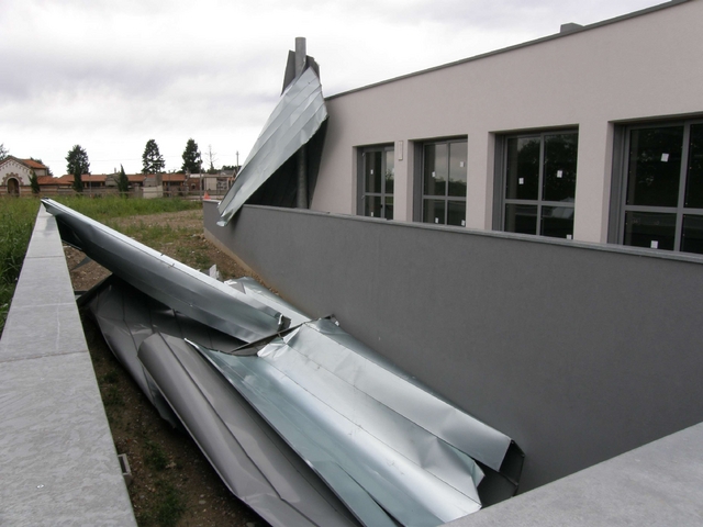 Raffiche di vento, a Camparadavola via il tetto della scuola