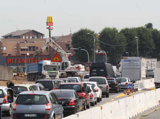 Viale Lombardia, traffico in tilta causa del cantiere del tunnel