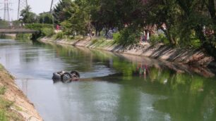 Limbiate: auto nel Villoresicon madre e i due figli