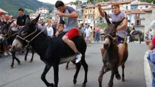 Vigolo, alla sagra di Ferragostotra cene e palo della cuccagna