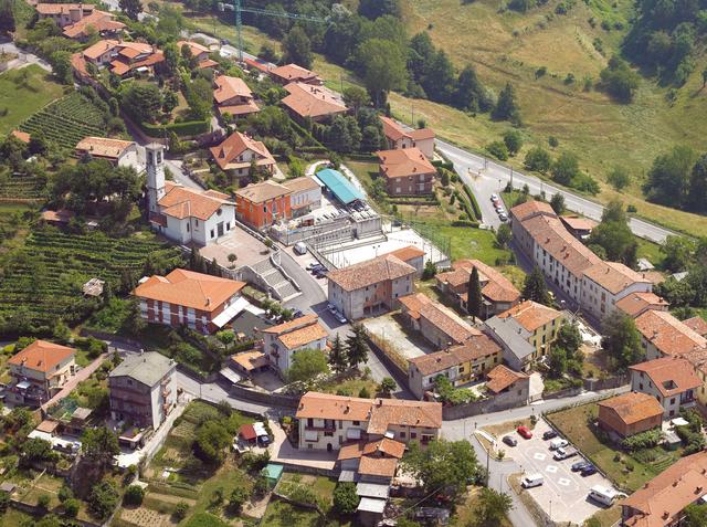 La chiesa di Azzonicarifà il look con la sagra