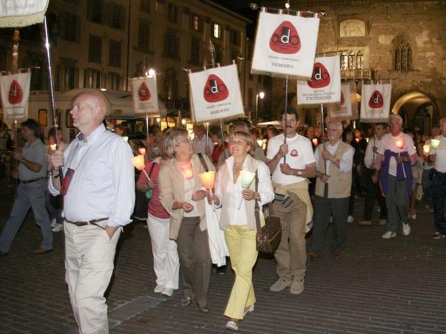 Aido, la settima fiaccolata per la vita illumina Ponteranica