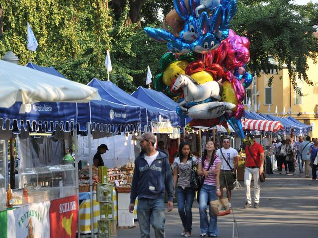 Mercatino italianoin piazzale Alpini