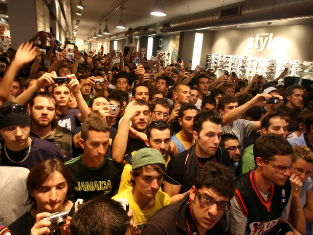 Lissone, bagno di folla per IversonTutti in fila per vedere The Answer