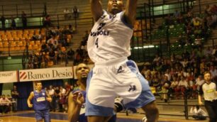 Armani, Cantù, Varese e VanoliBasket spettacolo al Paladesio