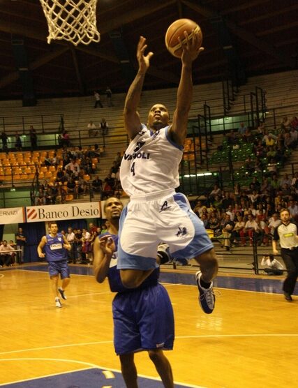 Armani, Cantù, Varese e VanoliBasket spettacolo al Paladesio