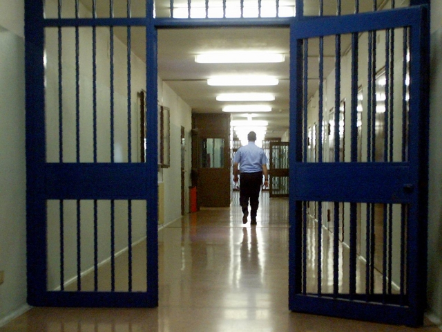 Monza, maltrattamenti in famigliaLa mamma lo manda in carcere
