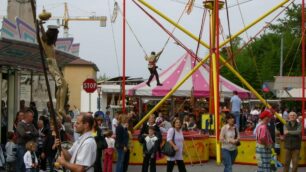 Besana, la processione?Passa in mezzo al Luna Park