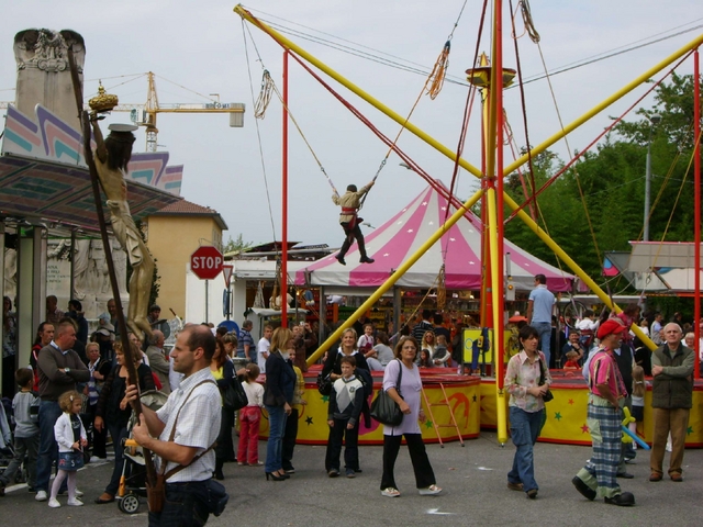 Besana, la processione?Passa in mezzo al Luna Park