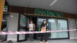 Vimercate, BancaIntesa sotto tiroUn bancomat esploso e una rapina