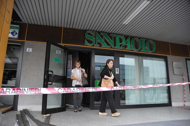 Vimercate, BancaIntesa sotto tiroUn bancomat esploso e una rapina