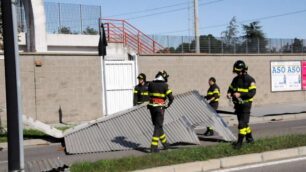 Cesano, forti raffiche di ventoScoperchiata la tribuna di via Po