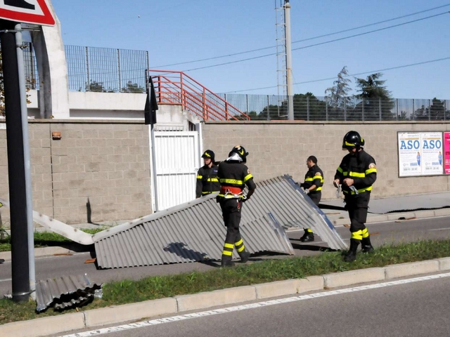 Cesano, forti raffiche di ventoScoperchiata la tribuna di via Po