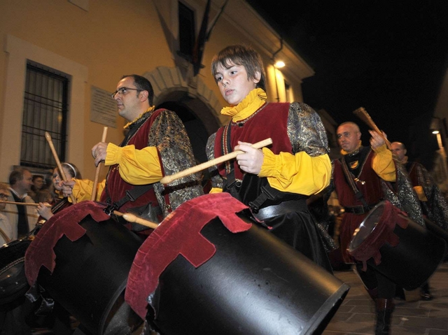 Il Medioevo sfila a VillasantaCorteo in costume per il patrono