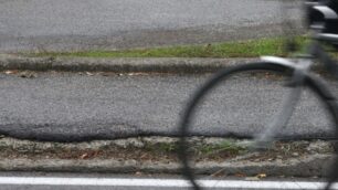 Anziana cade e si si infortuna:a Monza marciapiedi sotto accusa