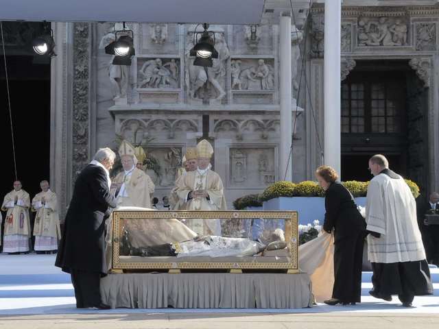 Don Carlo Gnocchi è beato:in 50mila in piazza Duomo