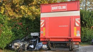 Schianto in auto contro un camionMuore una 24enne ad Azzano