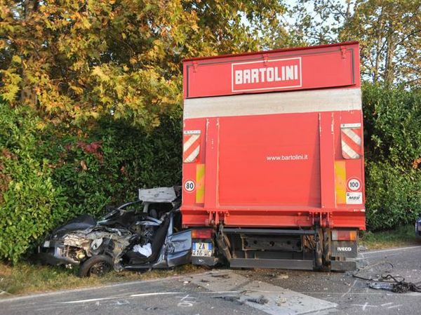 Schianto in auto contro un camionMuore una 24enne ad Azzano