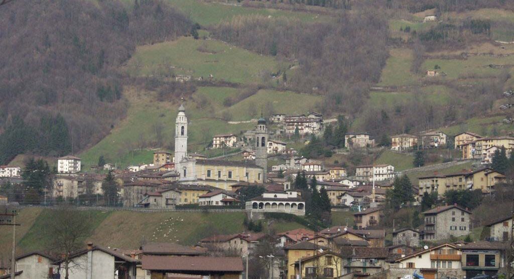 Bancarelle e moto d’epocaWeekend di festa ad Ardesio