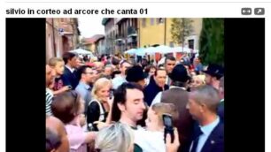 Arcore, Berlusconi canta in stradaalla patronale di Sant’Eustorgio