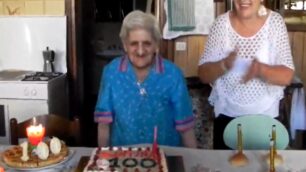 Auguri a nonna SantinaA Biassono per i suoi cento anni