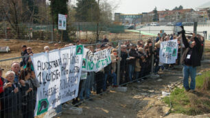 Rho-Monza, Formigoni & Co.contestati a suon di vuvuzelas