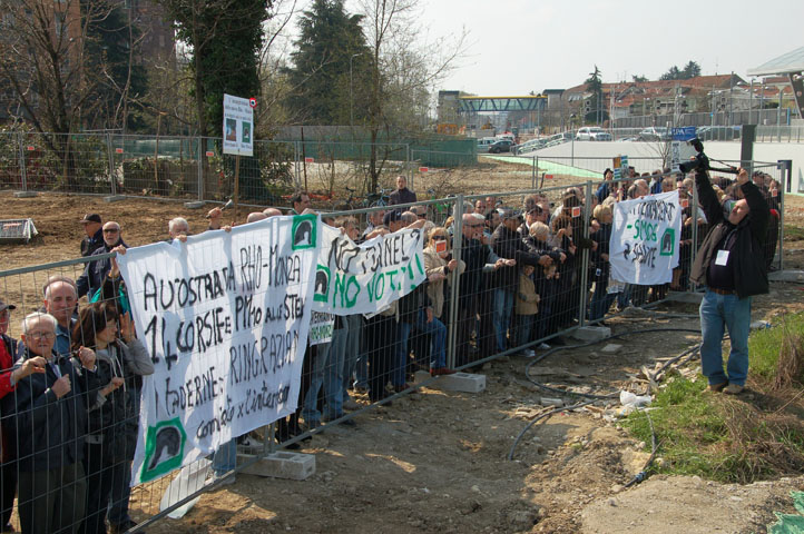 Rho-Monza, Formigoni & Co.contestati a suon di vuvuzelas