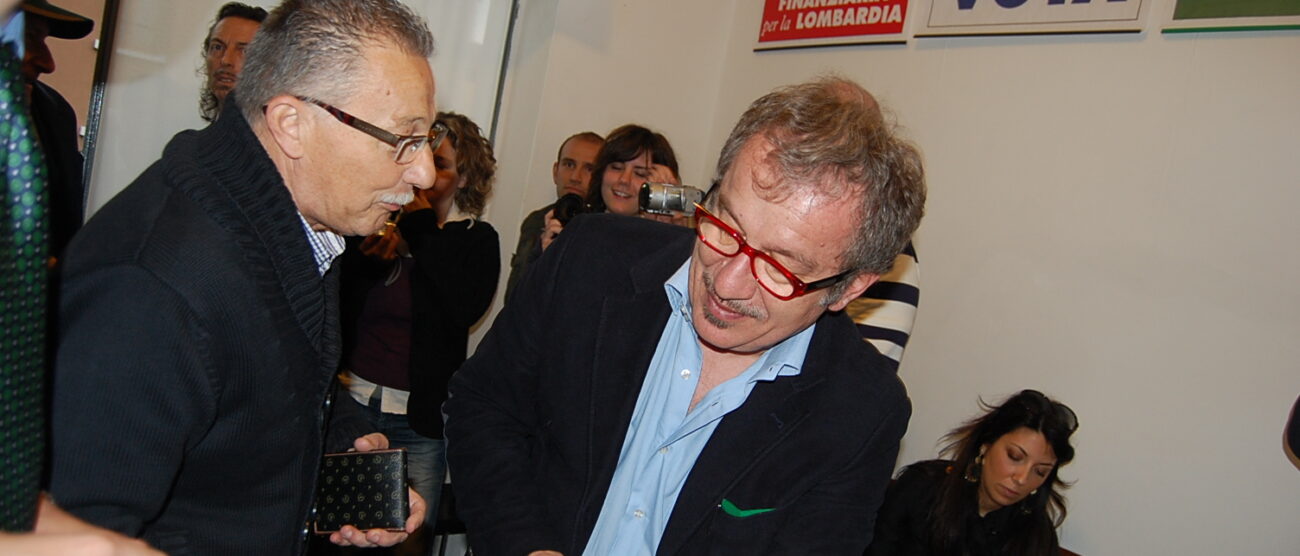 Roberto Maroni in visita a Carnateper inaugurare la sede della Lega