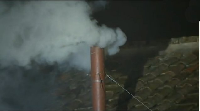 Conclave, fumata bianca a RomaAlle 19.06 eletto il nuovo Papa