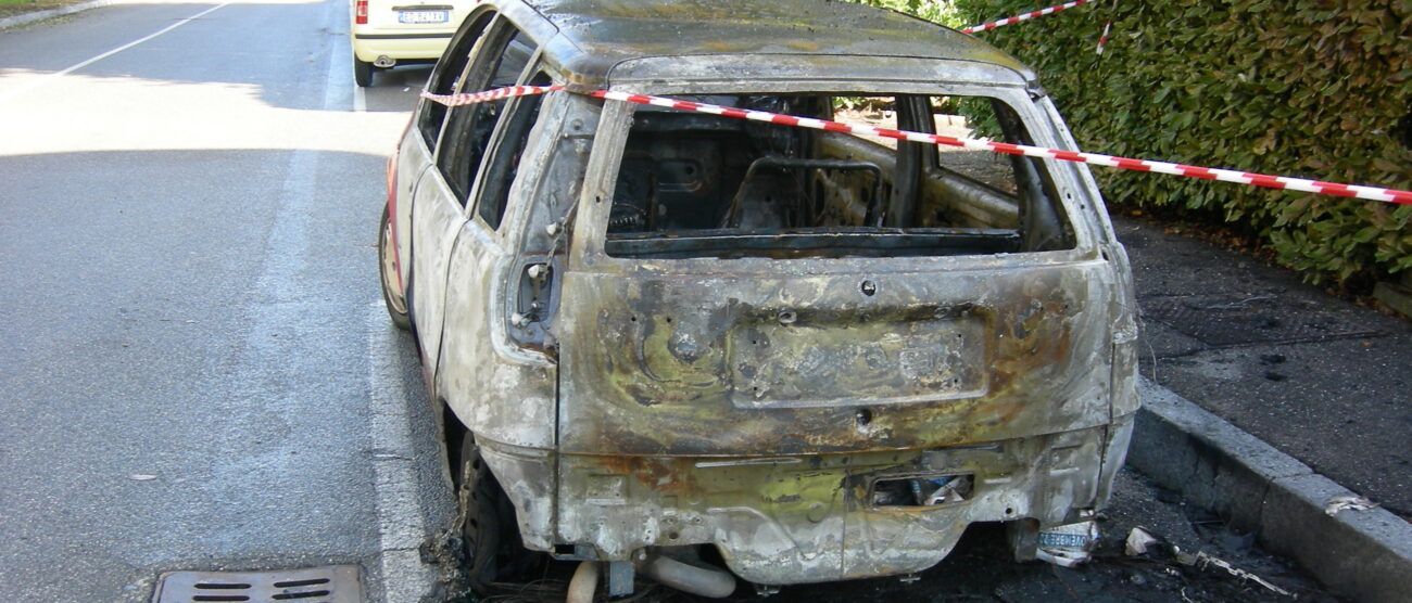 Giussano, due auto in fiamme Per il corto circuito di una Panda