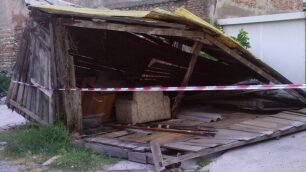 Giussano, il forte ventoabbatte un garage in legno