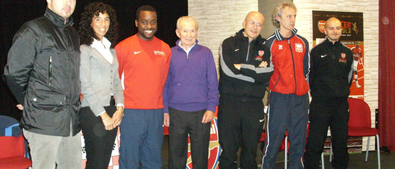 Andrew Douglas applaude VedanoIn visita per il progetto Gs-Arsenal