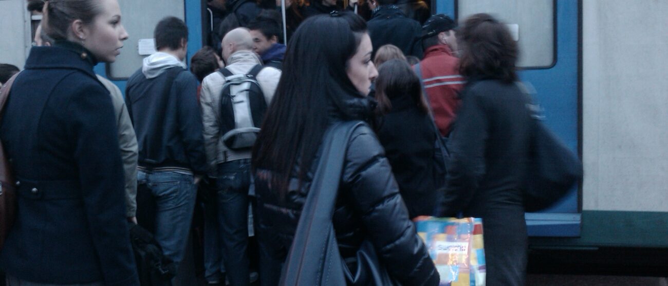 Arcore, ancora proteste per i treniI pendolari: «Uomini o animali?»