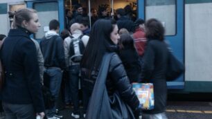 Arcore, ancora proteste per i treniI pendolari: «Uomini o animali?»